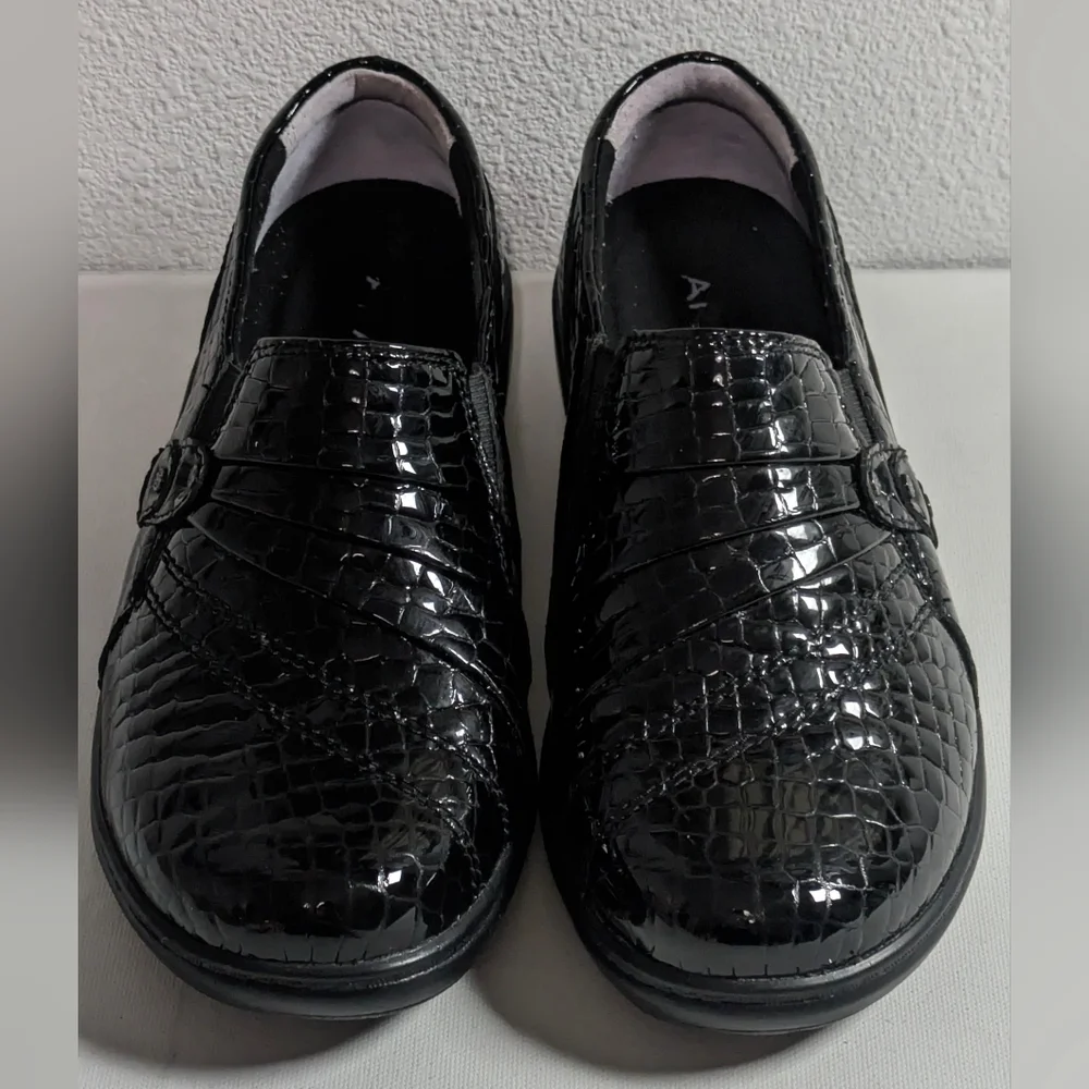 Aravon DANIELLE-AR Women's NEW Slip-on Flats Black Leather Sz 7 2E Crocodile